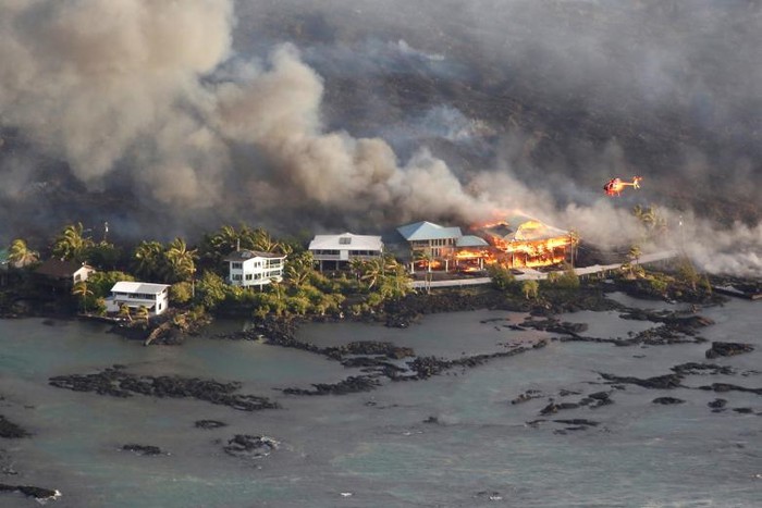 Dung nham núi lửa phá hủy nhà cửa ở khu vực Kapoho, Hawaii vào tháng 6.