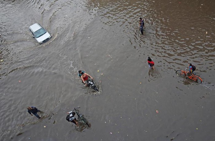 Cảnh ngập lụt sau mưa lớn ở Ấn Độ, vào ngày 24/6.