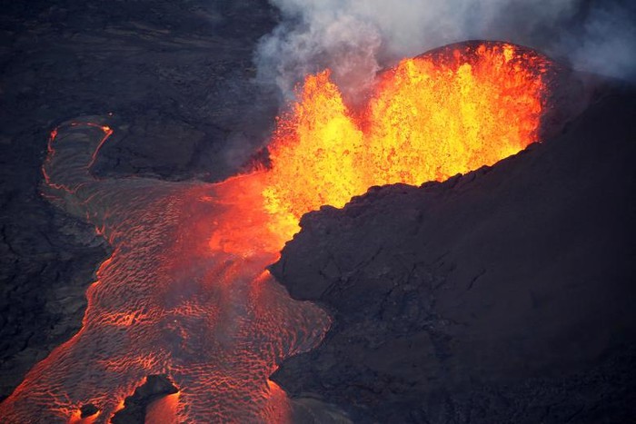 Dung nham khủng khiếp từ núi lửa Kilauea./.