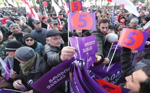 25.000 người Gruzia biểu tình phản đối kết quả bầu cử Tổng thống. Ảnh: SBSNews
