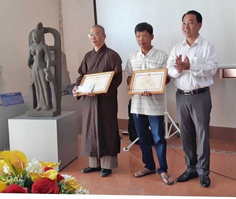 Ông Lữ Quang Ngời- Ủy viên Thường vụ Tỉnh ủy, Phó Chủ tịch UBND tỉnh Vĩnh Long- tặng bằng khen cho 2 cá nhân có công phát hiện và hiến tặng tượng nữ thần.