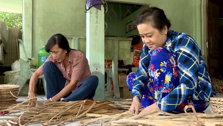 Phụ nữ ở nông thôn có thêm thu nhập từ nghề đan thảm lục bình.