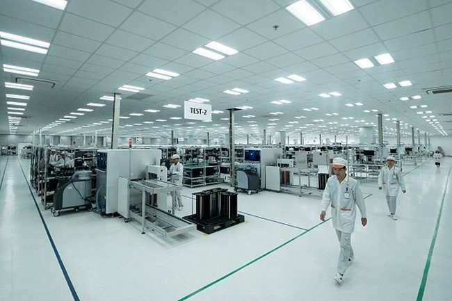 Nhà máy VinSmart có công suất 5 triệu sản phẩm/năm. Toàn bộ nhà xưởng được thiết kế và thi công theo tiêu chuẩn quốc tế IPC - A - 610, là tiêu chuẩn quốc tế dành cho các nhà máy sản xuất sản phẩm điện tử tân tiến nhất.