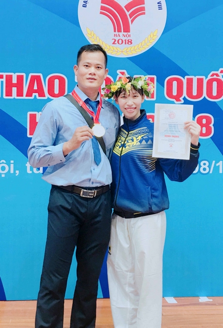 HLV Hồ Quốc Thanh cùng VĐV Trương Thị Kim Tuyền sau khi giành chiếc HCV.