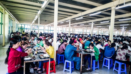 Công đoàn cơ sở Công ty TNHH Tỷ Xuân thường xuyên kiểm tra chất lượng bữa ăn ca cho công nhân.