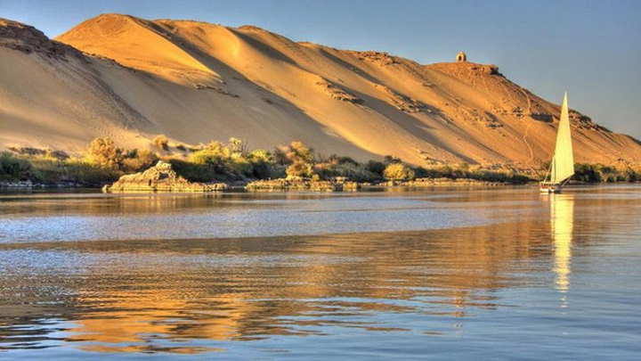 4. Sông Nile (Ai Cập):Gắn liền với sa mạc, kim tự tháp, pharaoh của Ai Cập. Quả thực, người Ai Cập cổ đại và nền văn minh đáng kinh ngạc của nó nợ dòng sông hùng vĩ và màu mỡ này. Tuy nhiên, chỉ 22% sông Nile chảy qua đất nước này. Phần còn lại của nó chảy qua 10 quốc gia khác, trong đó có Tanzania và Kenya. Ảnh: Theo RoughGuide.