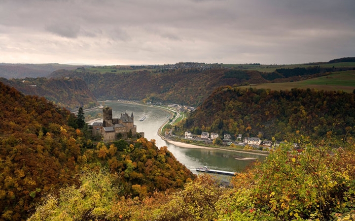16. Sông Rhine, châu Âu:Con sông được mệnh danh có đường thủy đẹp nhất châu Âu, chảy qua 6 nước Áo, Pháp, Đức, Hà Lan, Thụy Sỹ, Liechtenstein. Với chiều dài 1.320 km, Rhine đã gắn liền với lịch sử phát triển của châu Âu nhiều thế kỷ, với vô số lâu đài, pháo đài chiến tranh, nhà thờ cổ dọc bờ sông. Trên hành trình dọc theo Rhine, du khách còn được chiêm ngưỡng di sản thế giới UNESCO là những vườn nho bậc thang. Ảnh: Theo Telegraph.
