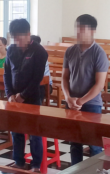 Các bị cáo Phụng, Quang (từ trái qua) tại tòa.