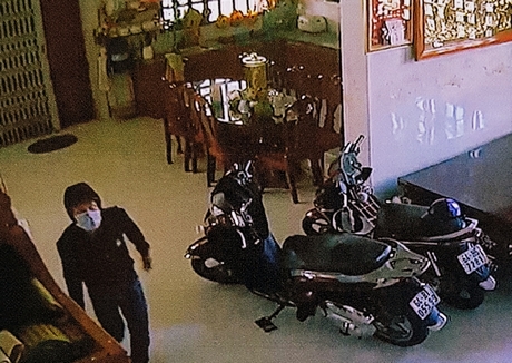 Tên trộm đột nhập bên cạnh 2 chiếc xe máy đắt tiền trong nhà chị Hương.
