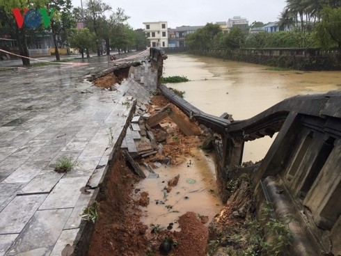 Mưa lũ tàn phá các tỉnh miền Trung những ngày qua. Trong ảnh là tường Thành cổ Quảng Trị bị mưa làm sập một đoạn bờ tường.