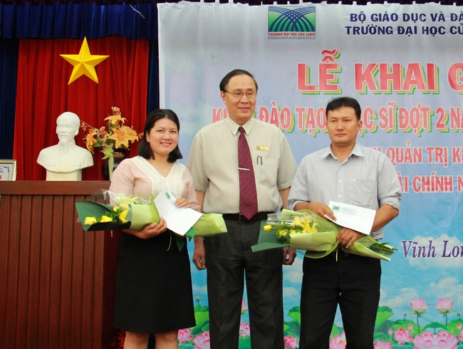 TS. Nguyễn Thanh Dũng- Phó Hiệu trưởng Trường ĐH Cửu Long trao phần thưởng cho thí sinh thủ khoa.