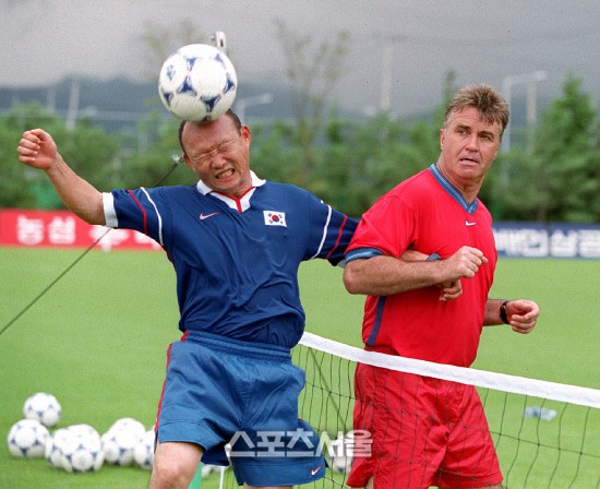 HLV Park Hang Seo khi làm trợ lý cho HLV Guus Hiddink ở World Cup 2002