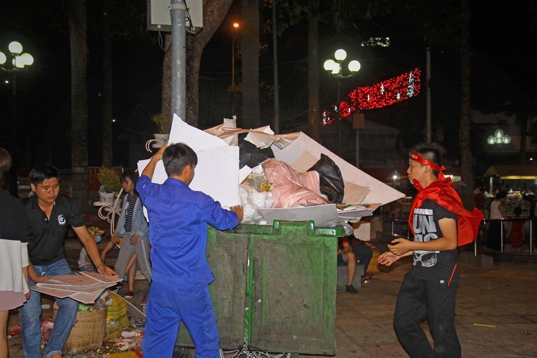 Hình ảnh các bạn trẻ nhiệt tình giúp nhân viên vệ sinh thu gom rác khiến nhiều người cảm kích và yêu mến.