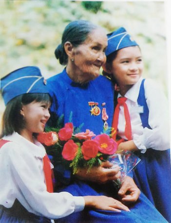 Ảnh Mẹ Việt Nam anh hùng Nguyễn Thị Ngọt trên bìa Báo Xuân Vĩnh Long năm 1996.  Ảnh: HUYỀN THANH