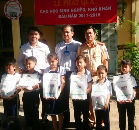 Đại úy Nguyễn Trường Giang luôn nhiệt huyết trong các hoạt động tình nguyện vì cộng đồng.
