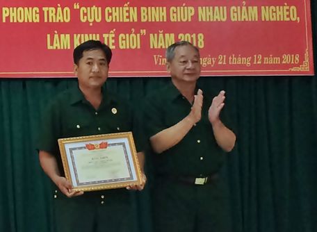Ông Võ Văn Lùng- Phó Chủ tịch Hội CCB tỉnh trao bằng khen cho tập thể Hội CCB TX Bình Minh có thành tích xuất sắc trong phong trào. 