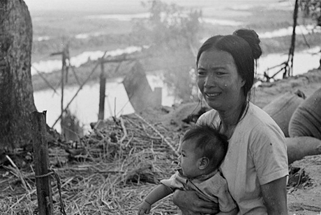 Chị Dương Thị Niên (Tây Ninh- Việt Nam) đau xót nhìn nhà cửa, tài sản bị Khmer Đỏ sang đốt phá, cướp bóc (1978). Ảnh: TTXVN