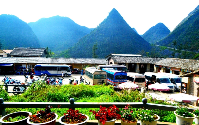 Với độ cao hơn 1.000 m so với mực nước biển, địa hình hầu như chỉ thấy núi đá. Cao nguyên đá Đồng Văn được UNESCO công nhận là công viên địa chất toàn cầu năm 2010.