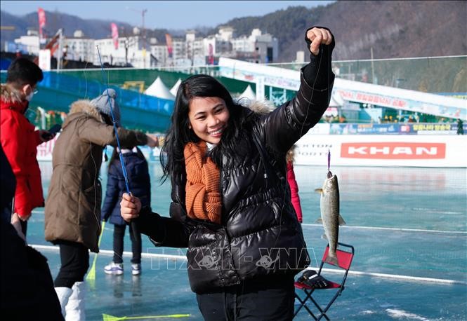 Du khách tham gia Lễ hội câu cá trên băng ở Hwacheon, Hàn Quốc ngày 5/1. Ảnh: THX/TTXVN