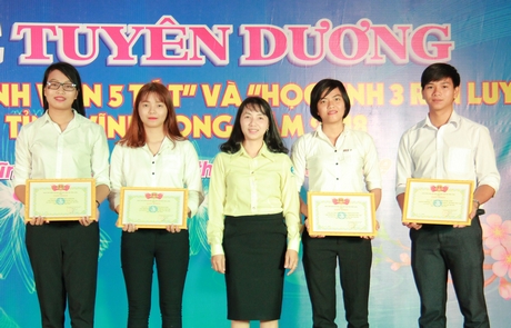 Chị Nguyễn Thụy Yến Phương- Chủ tịch Hội Sinh viên tỉnh Vĩnh Long- trao giấy khen cho 4 tập thể đạt danh hiệu “Sinh viên 5 tốt”.
