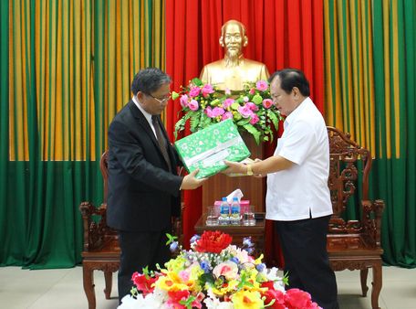 Ông Nguyễn Văn Quang- Phó Bí thư Tỉnh ủy, Chủ tịch UBND tỉnh tặng quà, chúc sức khỏe Tổng Lãnh sự nước CHDCND Lào tại TP Hồ Chí Minh