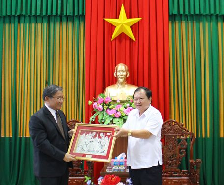 Tổng Lãnh sự nước CHDCND Lào tại TP Hồ Chí Minh tặng quà kỷ niệm cho lãnh đạo tỉnh Vĩnh Long.
