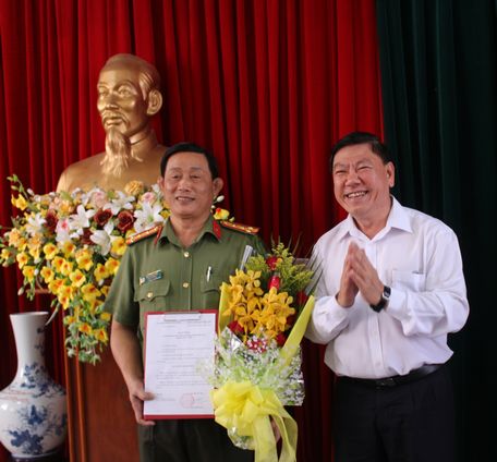 Đồng chí Trần Văn Rón- Ủy viên BCH Trung ương Đảng, Bí thư Tỉnh ủy Vĩnh Long trao quyết định cho đồng chí Phan Ngọc Tính.