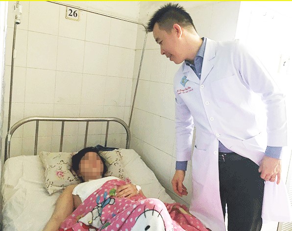 Bác sĩ Dương Công Điền thăm khám cho bệnh nhân N. bị hoại tử ngực sau khi tiêm silicone lỏng.