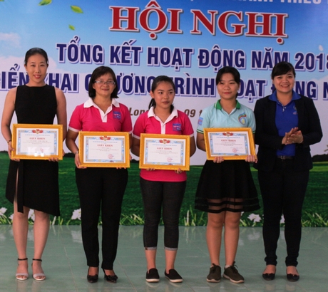 Bí thư Tỉnh Đoàn Vĩnh Long- Nguyễn Huỳnh Thu trao giấy khen cho các tập thể hoàn thành xuất sắc nhiệm vụ