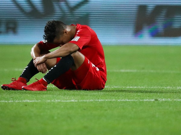 Cầu thủ Yemen gục ngã sau trận thua đậm Iran