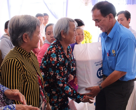 Ông Phan Văn Thành- Phó Chủ tịch LĐLĐ tỉnh trao quà tết cho bà con.