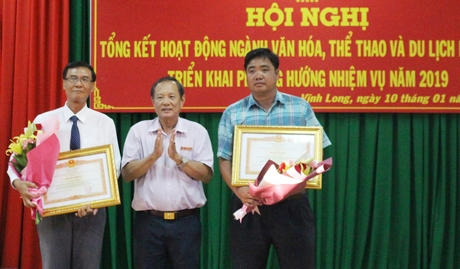 Ông Nguyễn Bách Khoa- Ủy viên Thường vụ Tỉnh ủy, Trưởng Ban tuyên giáo Tỉnh ủy trao bằng khen của Thủ tướng Chính phủ cho các cá nhân tiêu biểu.