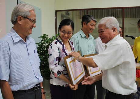 Đồng chí Lê Thành Lượng- Trưởng Ban Nội chính Tỉnh ủy trao giấy khen các cá nhân xuất sắc trong hội thi Dân vận khéo chính quyền.