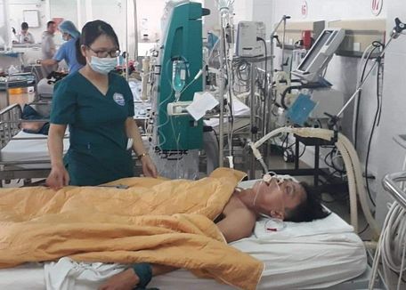 Bệnh nhân bị ngộc độc rượu khi đang điều trị tại Bệnh viện (ảnh tư liệu Tuổi Trẻ)