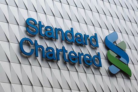 Logo của Standard Chartered tại Hong Kong. Ảnh: AFP