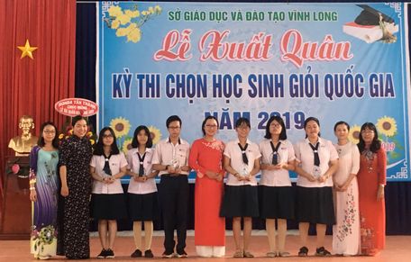 Giám đốc Sở GD- ĐT Nguyễn Thị Quyên Thanh trao quà kỷ niệm cho các đội tuyển học sinh giỏi.