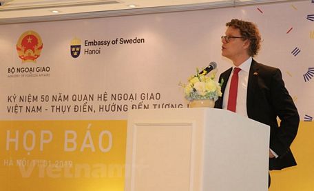 Đại sứ Thụy Điển tại Việt Nam Pereric Hogberg phát biểu tại buổi họp báo. (Ảnh: NA/Vietnam+)
