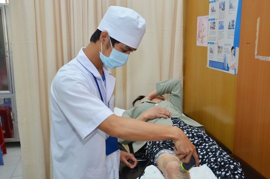 Sinh viên Trường ĐH Y Dược TP HCM thực tập tại bệnh viện Ảnh: TẤN THẠNH