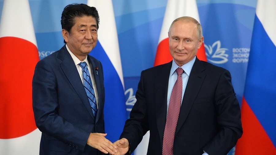 Thủ tướng Nhật Bản Shinzo Abe (bên trái) và Tổng thống Nga Vladimir Putin. Ảnh: Sputnik