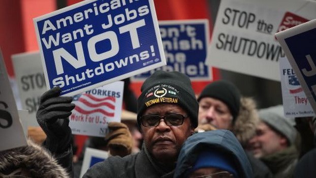 Người dân Mỹ biểu tình phản đối tình trạng đóng cửa Chính phủ. (Nguồn: AP)