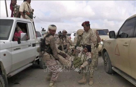 Binh sĩ Yemen chuyển đồng đội bị thương trong vụ tấn công bằng máy bay không người lái tại lễ diễu binh ở căn cứ không quân al-Anad, tỉnh Lahj ngày 10/1/2019. Ảnh (trích từ video của đài AFPTV): AFP/TTXVN