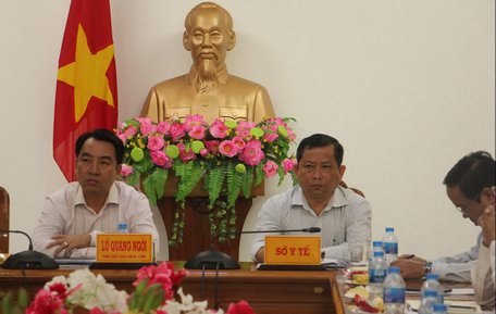  Ủy viên Thường vụ Tỉnh ủy, Phó Chủ tịch UBND tỉnh- Lữ Quang Ngời (bên trái) và lãnh đạo Sở Y tế trong hội nghị tại điểm cầu tỉnh Vĩnh Long.