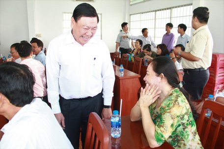 Bí thư Tỉnh ủy- Trần Văn Rón trao đổi với người dân trước buổi tiếp xúc.