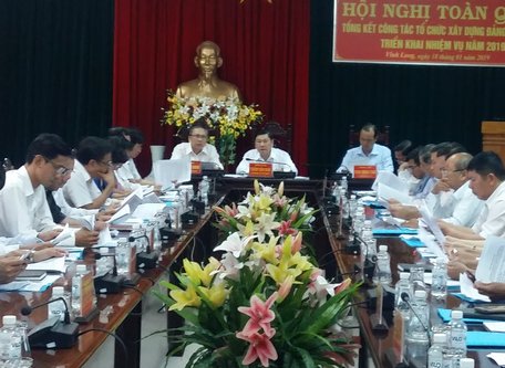 Bí thư Tỉnh ủy- Trần Văn Rón và đại biểu tham dự hội nghị tại điểm cầu Vĩnh Long.