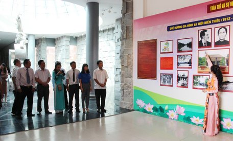 Đông đúc đại biểu, đoàn viên, thanh niên đến buổi triển lãm chuyên đề về bác Hai Phạm Hùng tại Bảo tàng Côn Đảo.