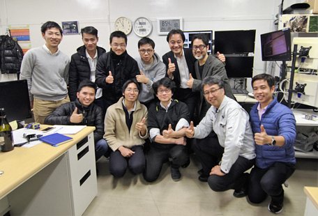 Các thành viên dự án trực tại trạm mặt đất ở Đại học Tokyo sau lần thu tín hiệu đầu tiên vào lúc 20h30 tối 18/1 (giờ Nhật Bản) - Ảnh: VNSC cung cấp