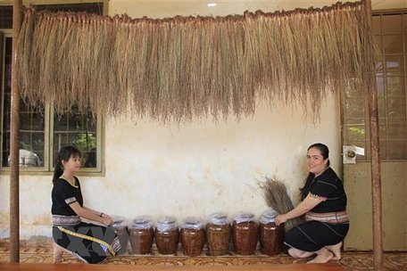 Phụ nữ người dân tộc Jrai chuẩn bị các ghè rượu cần cho ngày Tết. (Ảnh: Hồng Điệp/TTXVN)