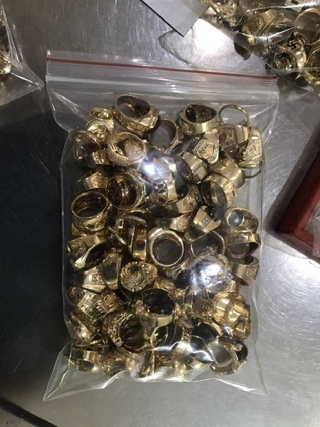 Ngày 15/1, Tuấn cùng anh trai mang 230 lượng vàng tây (có giá trị hơn 5 tỷ đồng) mang đi bán thì bị phát hiện. (ảnh: Kênh 14)