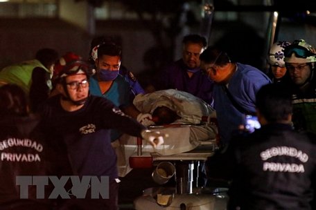 Chuyển người bị thương trong vụ nổ đường ống dẫn nhiên liệu ở Tlahuelilpan, bang Hidalgo, Mexico tối 18/1. (Ảnh: THX/TTXVN)