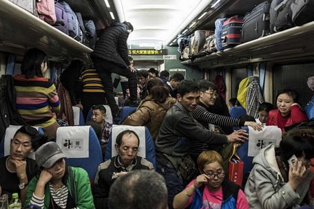   Hành khách mệt mỏi chen chúc trên xe lửa - Ảnh: AFP